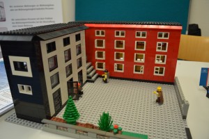Ein Dach für Alle e.V. Jena unterstützt Bedürftigte rund um das Thema Wohnen, zum Teil mit eigenen Sozialwohnungen, wie in diesem Neubau, hier als Lego-Modell www.eda-jena.de